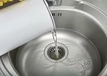 Γιατί δεν πρέπει ποτέ να ρίχνετε καυτό νερό στον νεροχύτη της κουζίνας;