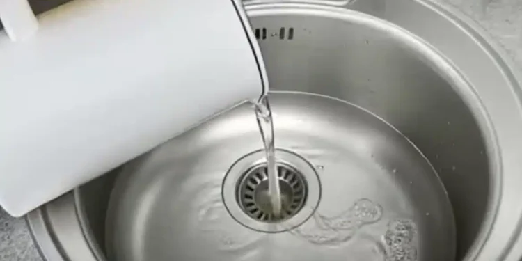 Γιατί δεν πρέπει ποτέ να ρίχνετε καυτό νερό στον νεροχύτη της κουζίνας;