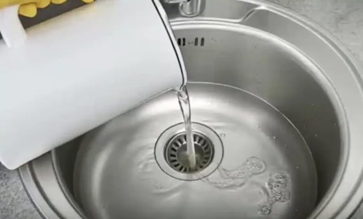 Γιατί δεν πρέπει ποτέ να ρίχνετε καυτό νερό στον νεροχύτη της κουζίνας;