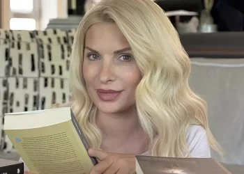 Κίνηση ανθρωπιάς από την Ελένη Μενεγάκη: Δώρισε 61 βιβλία στη Δημοτική Βιβλιοθήκη Ελασσόνας