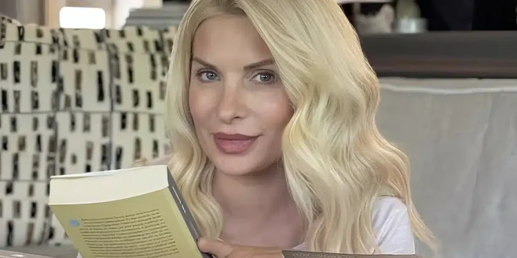 Κίνηση ανθρωπιάς από την Ελένη Μενεγάκη: Δώρισε 61 βιβλία στη Δημοτική Βιβλιοθήκη Ελασσόνας