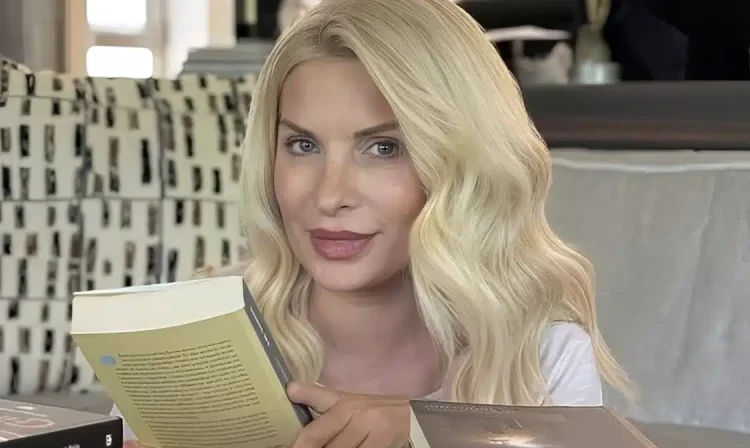 Κίνηση ανθρωπιάς από την Ελένη Μενεγάκη: Δώρισε 61 βιβλία στη Δημοτική Βιβλιοθήκη Ελασσόνας