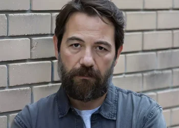 Αλέξανδρος Λογοθέτης: «Δεν είναι αντίσταση να κλαίμε για τα Τέμπη, αντίσταση είναι αυτό που έκαναν στο Νεπάλ»