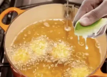 Ποιο είναι το αποτέλεσμα αν στύψουμε χυμό λεμονιού μέσα στο λάδι πριν το τηγάνισμα;