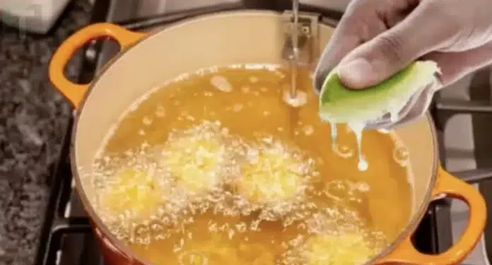 Ποιο είναι το αποτέλεσμα αν στύψουμε χυμό λεμονιού μέσα στο λάδι πριν το τηγάνισμα;