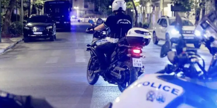 Παλαιστίνιος αρματωμένος με ψαλίδια και μαχαίρια χτύπησε περαστικό με μπουκάλι και δάγκωσε αστυνομικό στο κέντρο της Αθήνας