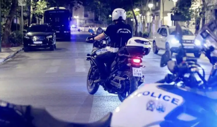 Παλαιστίνιος αρματωμένος με ψαλίδια και μαχαίρια χτύπησε περαστικό με μπουκάλι και δάγκωσε αστυνομικό στο κέντρο της Αθήνας