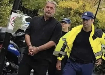 Βασίλης Μπισμπίκης: Η στιγμή που οδηγείται στην Ευελπίδων με χειροπέδες