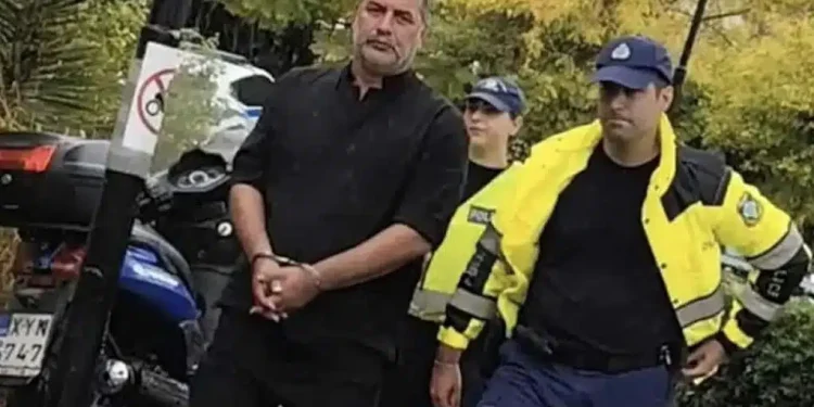 Βασίλης Μπισμπίκης: Η στιγμή που οδηγείται στην Ευελπίδων με χειροπέδες