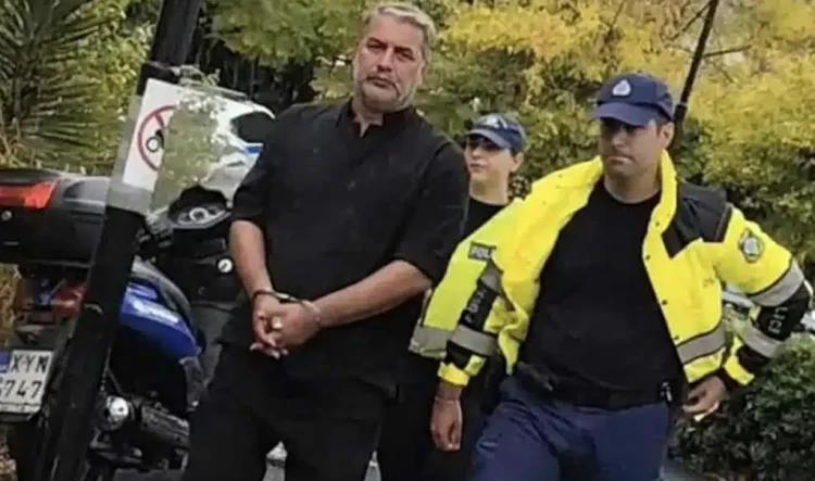 Βασίλης Μπισμπίκης: Η στιγμή που οδηγείται στην Ευελπίδων με χειροπέδες