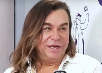 Τρύφωνας Σαμαράς: «Άργησα να κάνω σ3ξ με άντρα. Έκανα μετά τα 20»