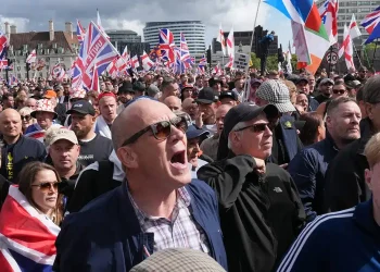 Ογκώδης διαδήλωση στο Λονδίνο κατά των μεταναστών – Εκατοντάδες χιλιάδες στους δρόμους