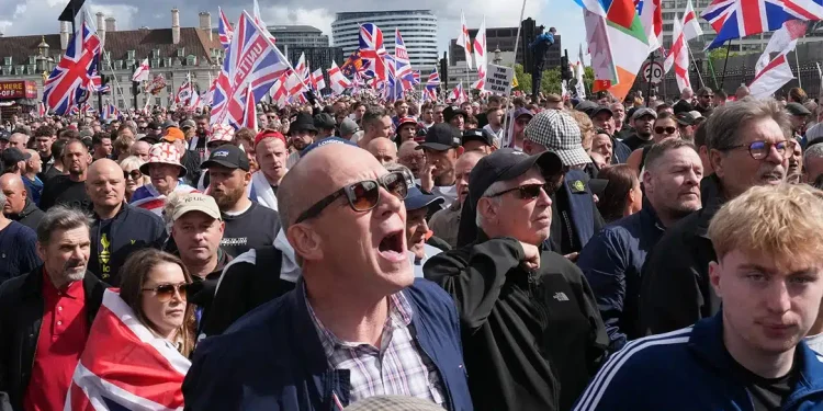 Ογκώδης διαδήλωση στο Λονδίνο κατά των μεταναστών – Εκατοντάδες χιλιάδες στους δρόμους