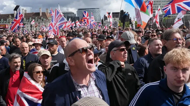 Ογκώδης διαδήλωση στο Λονδίνο κατά των μεταναστών – Εκατοντάδες χιλιάδες στους δρόμους