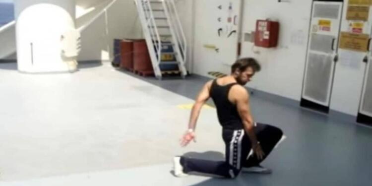 Έχει ξεπεράσει τις 820.000 προβολές: Ανατριχιαστικό ζεϊμπέκικο 45χρονου Έλληνα καταμεσής του Ατλαντικού (video)