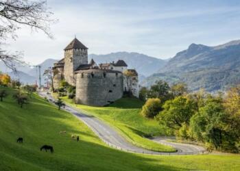Η πλουσιότερη χώρα στην Ευρώπη ζητάει εργαζόμενους: Οι μισθοί φτάνουν και τις 8.000 ευρώ