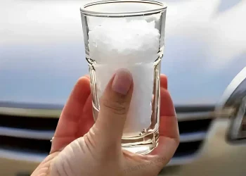 Βάλτε ένα ποτήρι αλάτι στο αυτοκίνητό σας. Αυτό το κόλπο μου το είπε αστυνομικός