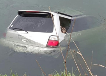 Τι να κάνεις αν πέσεις με το αυτοκίνητο στο νερό – Βήμα-βήμα οδηγίες επιβίωσης
