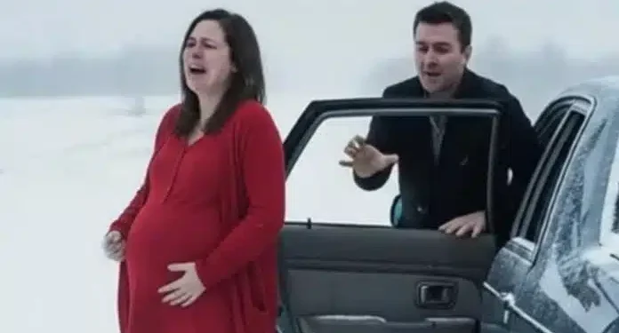 Έσπασαν τα νερά μου στο δρόμο για τα γενέθλια της μάνας του. Οργισμένος, με άφησε 9 μηνών έγκυο σε έναν χιονισμένο δρόμο. Δεν φανταζόταν ποτέ τι θα συνέβαινε μετά…