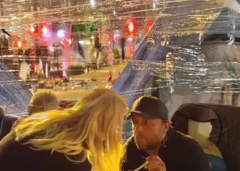 Η στιγμή που ο Πάνος Ρούτσι τρώει την πρώτη μπουκιά μετά την απεργία πείνας – Η φωτό που κάνει τον γύρο του διαδικτύου