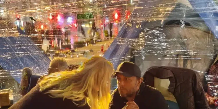 Η στιγμή που ο Πάνος Ρούτσι τρώει την πρώτη μπουκιά μετά την απεργία πείνας – Η φωτό που κάνει τον γύρο του διαδικτύου