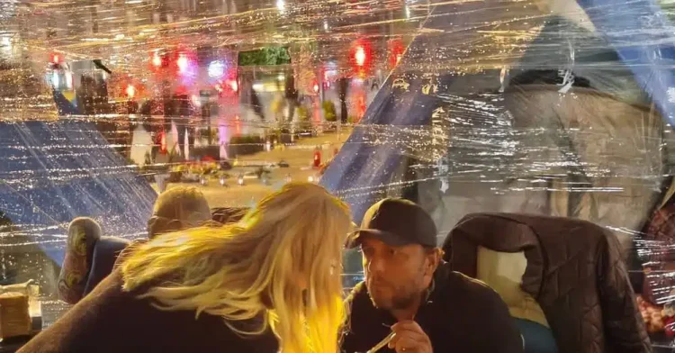 Η στιγμή που ο Πάνος Ρούτσι τρώει την πρώτη μπουκιά μετά την απεργία πείνας – Η φωτό που κάνει τον γύρο του διαδικτύου