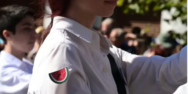 28η Οκτωβρίου: Η μαθήτρια με το «καρπούζι» στη μαθητική παρέλαση – Tι συμβολίζει