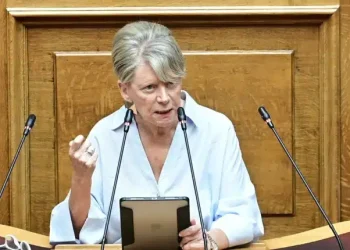 Ακρίτα: «Τις σφουγγαρίστρες σπίτι σας – Μη διανοηθείτε να σβήσετε τα ονόματα των 57 στο Σύνταγμα»