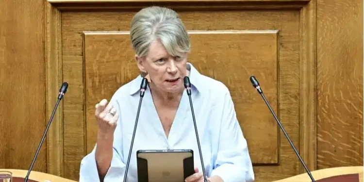 Ακρίτα: «Τις σφουγγαρίστρες σπίτι σας – Μη διανοηθείτε να σβήσετε τα ονόματα των 57 στο Σύνταγμα»