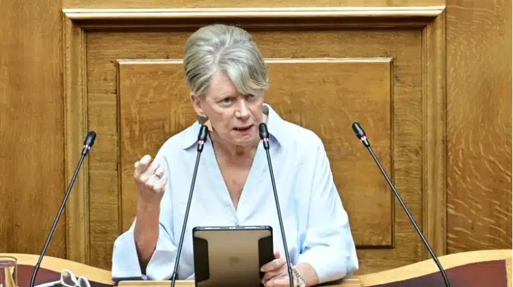 Ακρίτα: «Τις σφουγγαρίστρες σπίτι σας – Μη διανοηθείτε να σβήσετε τα ονόματα των 57 στο Σύνταγμα»