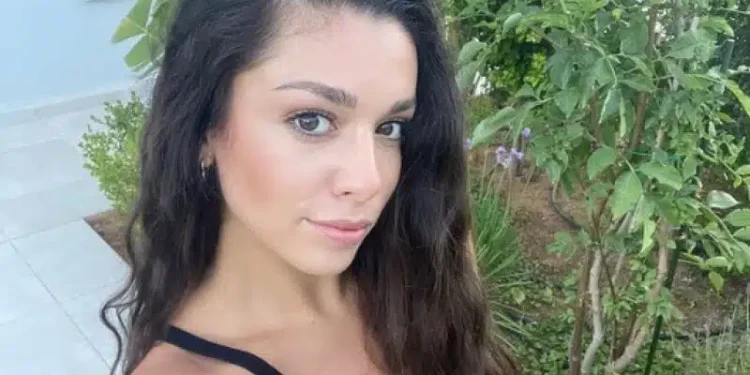 Έχει πάρει το βλέμμα του – Αυτή είναι η καλλονή 22χρονη κόρη πασίγνωστου Έλληνα τραγουδιστή που απέκτησε μετά τον δεύτερο γάμο του