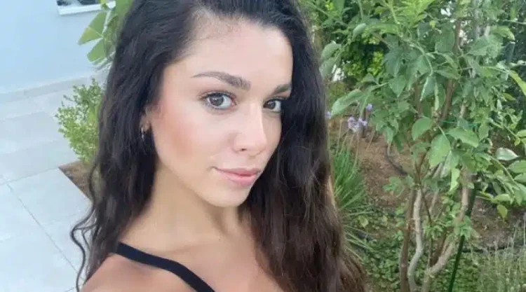 Έχει πάρει το βλέμμα του – Αυτή είναι η καλλονή 22χρονη κόρη πασίγνωστου Έλληνα τραγουδιστή που απέκτησε μετά τον δεύτερο γάμο του