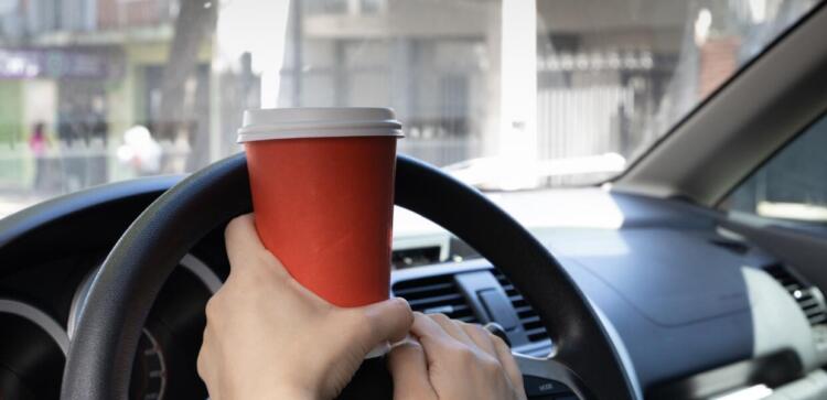 Νέος ΚΟΚ: Τέλος ο καφές και τα χοντρά μπουφάν την ώρα της οδήγησης (Video)