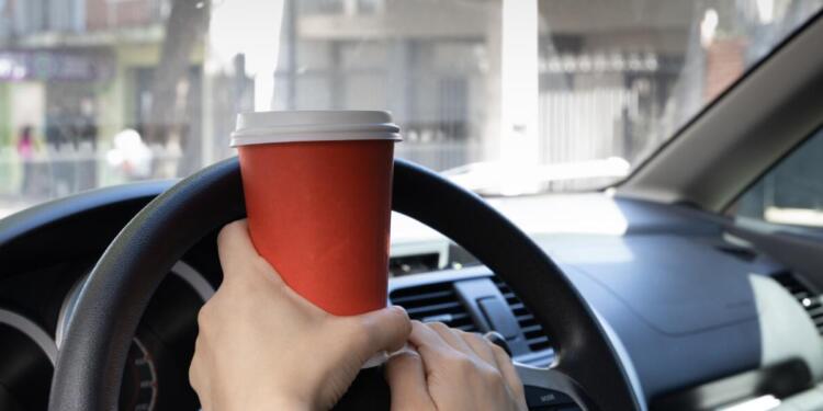 Νέος ΚΟΚ: Τέλος ο καφές και τα χοντρά μπουφάν την ώρα της οδήγησης (Video)