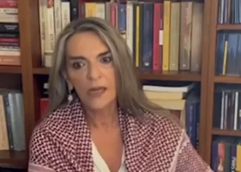 «Έχω απαχθεί από τις Ισραηλινές Ένοπλες Δυνάμεις»: Το βίντεο της Πέτη Πέρκα από την Ελλάδα