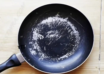 Αν το τηγάνι σας έχασε την αντικολλητική του επίστρωση, μην το πετάξτε. Έτσι θα το κάνετε να μην ξανακολλήσει τίποτα