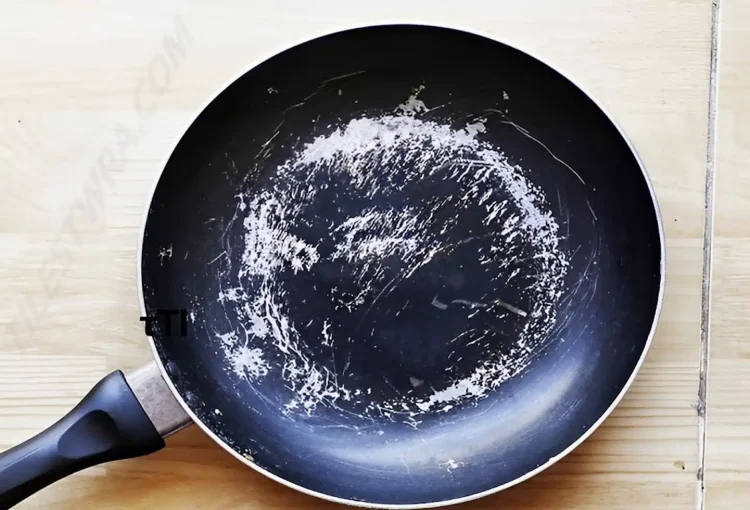 Αν το τηγάνι σας έχασε την αντικολλητική του επίστρωση, μην το πετάξτε. Έτσι θα το κάνετε να μην ξανακολλήσει τίποτα