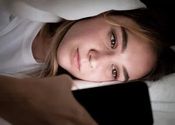 9 τροφές γεμάτες μελατονiνη που νıκούν την αϋπνiα