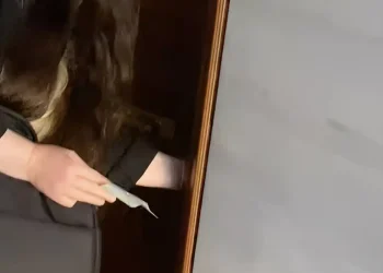 Γυναίκα αρνήθηκε να παραλάβει παραγγελία της γιατί ο διανομέας δεν ήταν Έλληνας – Το βίντεο που έχει προκαλέσει σάλο