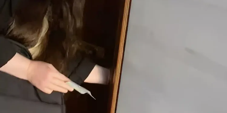 Γυναίκα αρνήθηκε να παραλάβει παραγγελία της γιατί ο διανομέας δεν ήταν Έλληνας – Το βίντεο που έχει προκαλέσει σάλο