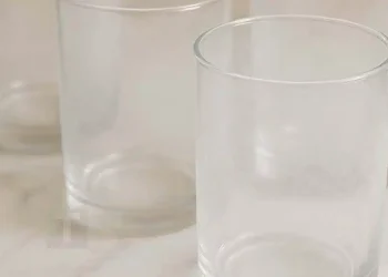 Η γιαγιά μου μού έμαθε αυτό το κόλπο για να κάνω τα θαμπά ποτήρια να αστράψουν σε 2 λεπτά χωρίς καθόλου κόπο. Να πώς γίνεται