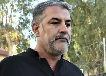 Βασίλης Μπισμπίκης: Ζήτησε συγγνώμη και πήγε γλυκά σε όσους υπέστησαν ζημιές από το τροχαίο που προκάλεσε