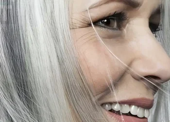 Η πραγματική ψυχολογική σημασία του να αφήνεις τα γκρίζα μαλλιά σου φυσικά