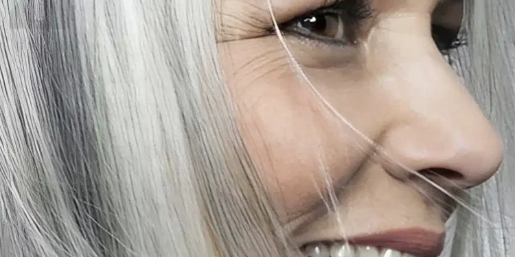 Η πραγματική ψυχολογική σημασία του να αφήνεις τα γκρίζα μαλλιά σου φυσικά