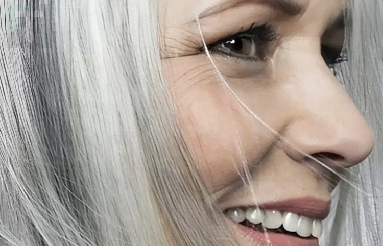 Η πραγματική ψυχολογική σημασία του να αφήνεις τα γκρίζα μαλλιά σου φυσικά