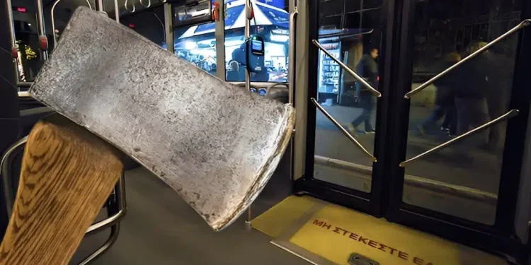 Τρόμος στην Αθήνα: Επιβάτης με τσεκούρι μέσα σε αστικό λεωφορείο – Οι καθοριστικές κινήσεις του οδηγού