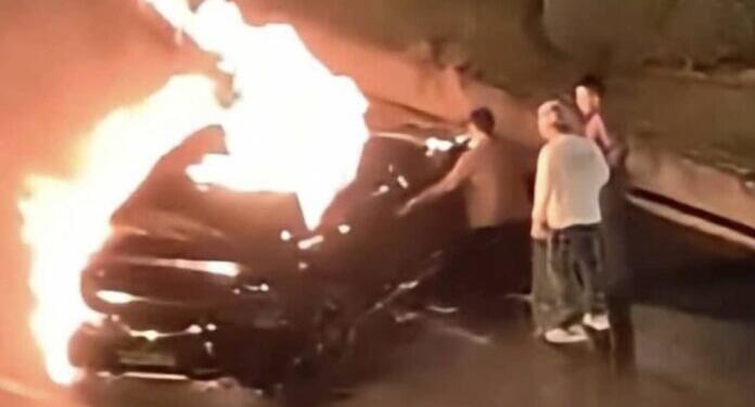 Πανικός με νέο ηλεκτρικό αυτοκίνητο ανερχόμενης μάρκας – Κόλλησαν οι πόρτες και κάηκε ο οδηγός