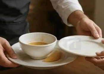 Τι σημαίνει όταν ένα άτομο βοηθά τους σερβιτόρους να μαζέψουν τα πιάτα από το τραπέζι, σύμφωνα με την ψυχολογία;