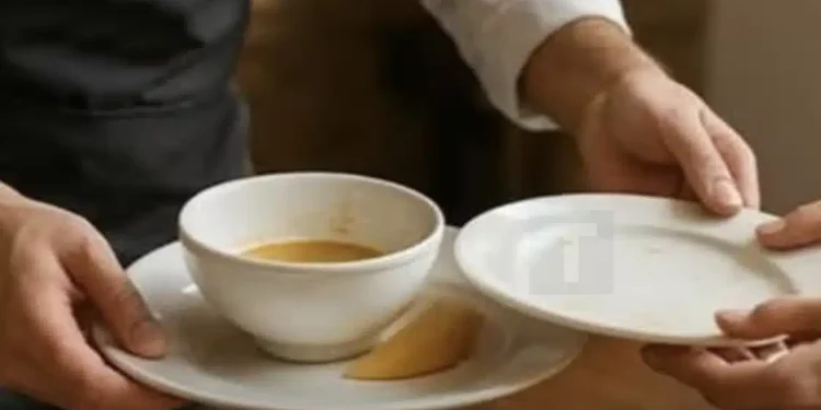 Τι σημαίνει όταν ένα άτομο βοηθά τους σερβιτόρους να μαζέψουν τα πιάτα από το τραπέζι, σύμφωνα με την ψυχολογία;