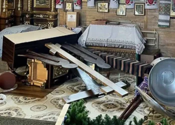 Βίνιτσα: Εισέβαλε σε εκκλησία και μαχαίρωσε στο λαιμό τον ιερέα – Τον πυροβόλησαν οι αστυνομικοί